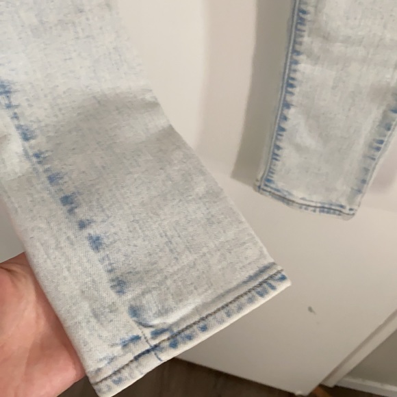 Levis jeans. Light wash 711 skinny. - Picture 3 of 5